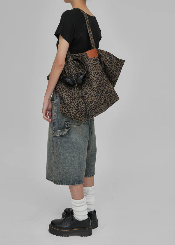 ニュートラルレオパードバックのコーデ提案：Soak Snap Button Leopard Big Shoulder Bag ニュートラルレオパードバック